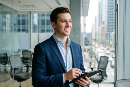 Jeune homme d'affaires en costume navy dans un bureau moderne